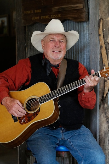 Homme avec guitare se prépare pour un concert de musique country