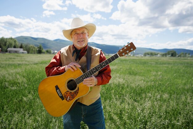 Homme avec guitare se prépare pour un concert de musique country