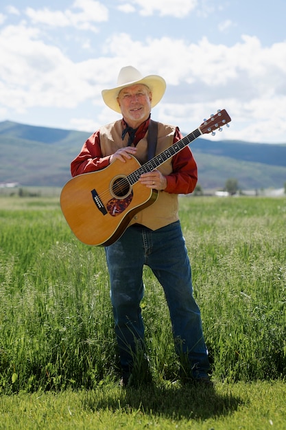 Homme avec guitare se prépare pour un concert de musique country