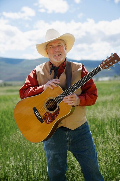 Homme avec guitare se prépare pour un concert de musique country