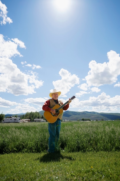 Homme avec guitare se prépare pour un concert de musique country