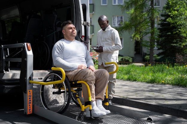 Photo gratuite homme handicapé en fauteuil roulant plein coup