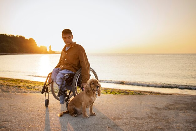 Homme handicapé plein coup avec chien