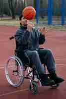 Photo gratuite homme handicapé plein coup jouant au basket