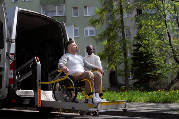 Homme handicapé plein coup sortant de la voiture