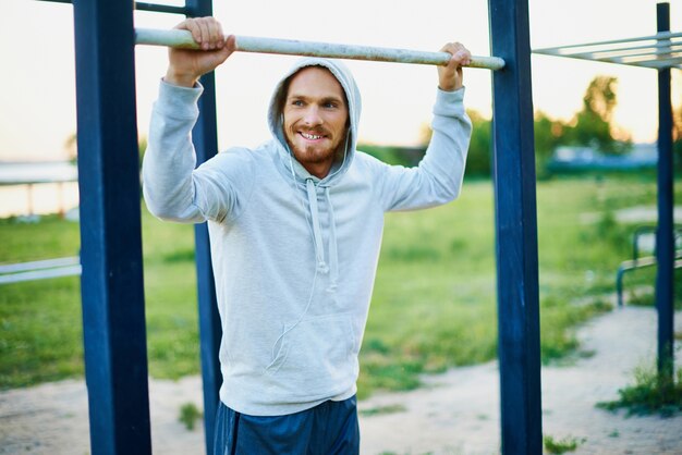 homme Handosome dans le parc