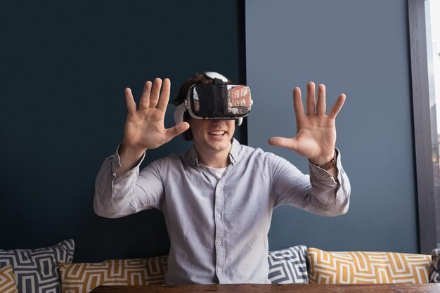 Homme heureux à l'aide d'un casque de réalité virtuelle