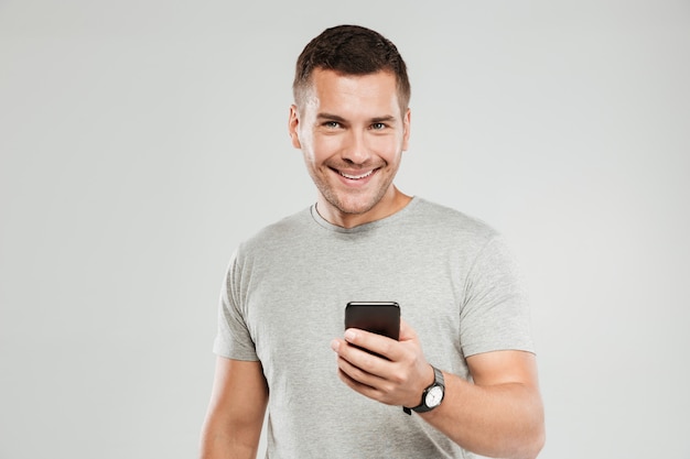 Homme heureux à l'aide de téléphone portable sur le chat.