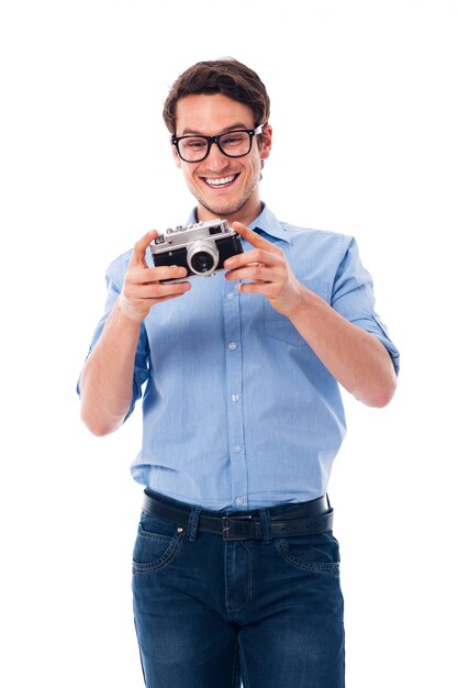 Homme heureux avec appareil photo rétro