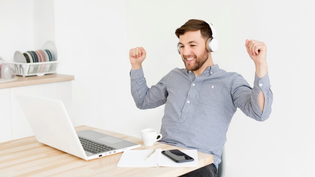 Homme heureux avec un casque