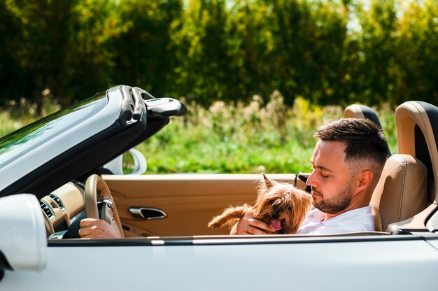 Homme heureux avec un chien qui voyage