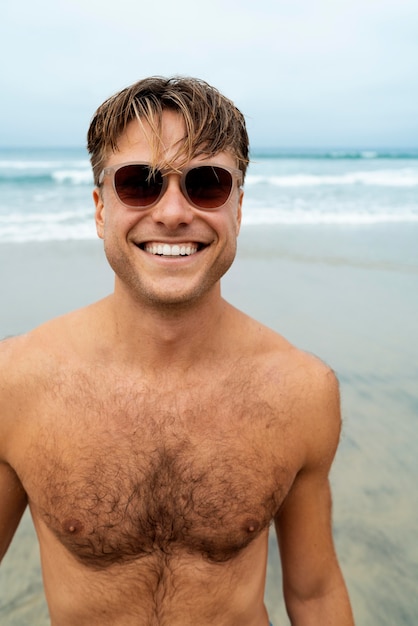 Homme heureux de coup moyen avec des lunettes de soleil