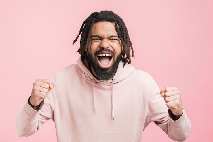 Photo gratuit homme heureux dans un sweat-shirt