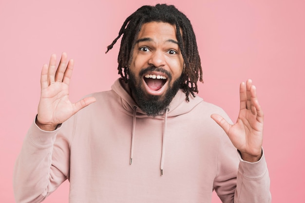 Homme heureux dans un sweat-shirt