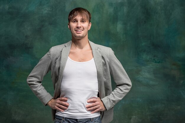 L'homme heureux debout et souriant