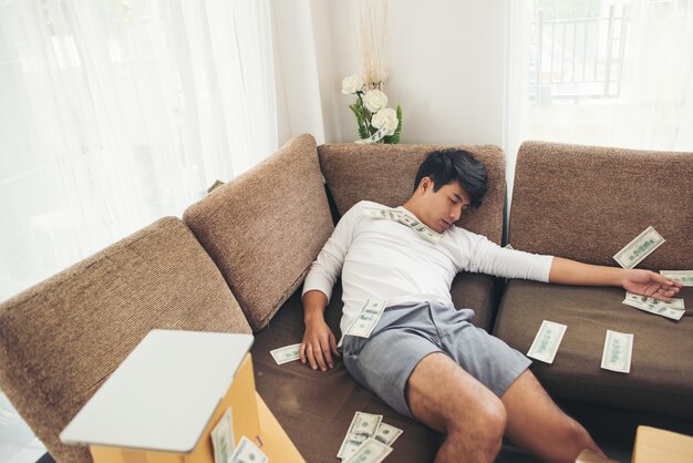 Homme heureux avec des dollars en espèces volant au bureau à la maison, Rich du concept d&#39;entreprise en ligne