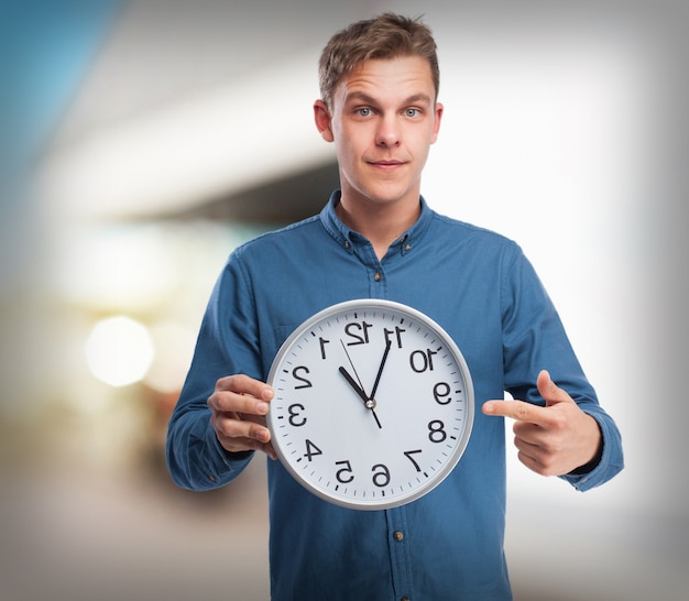 Photo gratuite homme heureux avec une horloge