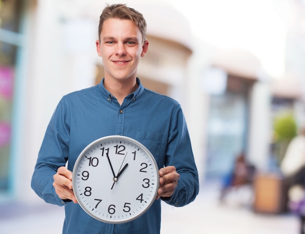 homme heureux avec une horloge