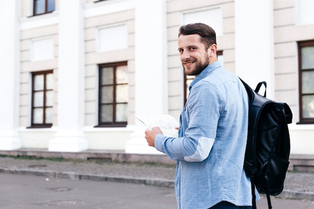 Homme Heureux Jeune Voyageur Tenant La Carte Et Regardant La Caméra