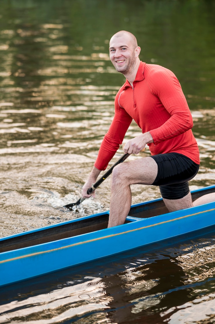 Photo gratuit homme heureux en kayak bleu