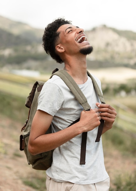 Homme heureux en plein air coup moyen