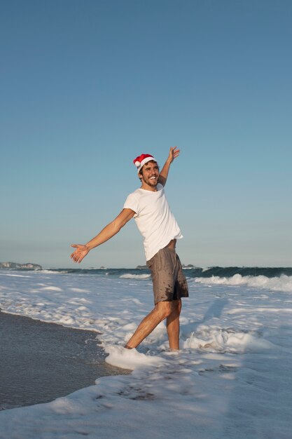 Homme heureux plein coup au bord de la mer