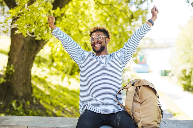 Photo gratuite un homme heureux qui s'étend sur la rue