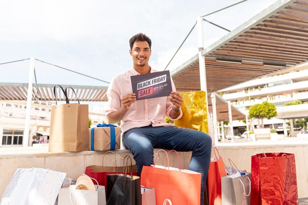 Homme heureux avec des sacs