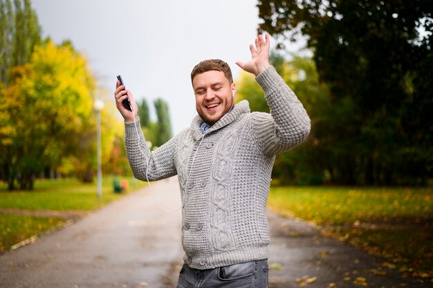 Homme heureux avec ses mains dans le parc