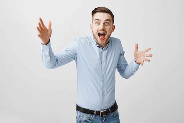 Un homme heureux surpris se rend compte qu'il a gagné, l'air étonné de la victoire, entend des nouvelles impressionnantes