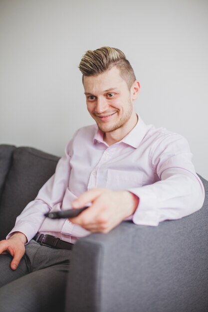 Homme heureux avec télécommande