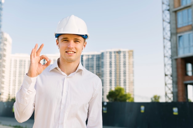 Homme heureux vue de face montrant l'approbation à l'extérieur