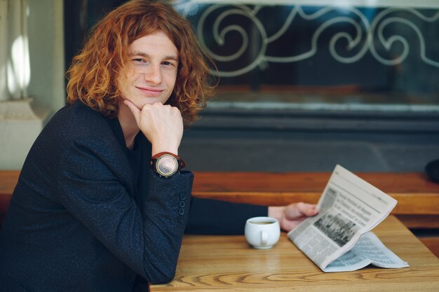 Homme hipster, boire du café pendant la lecture