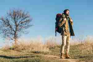 Photo gratuite homme hipster voyageant avec sac à dos dans la forêt d'automne portant veste chaude, chapeau, touriste actif, découverte de la nature en saison froide