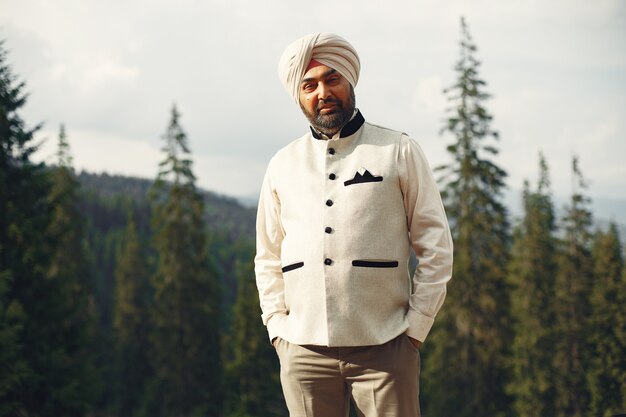 Homme indien dans une montagne. Mâle dans un turban traditionnel. Hindouiste.