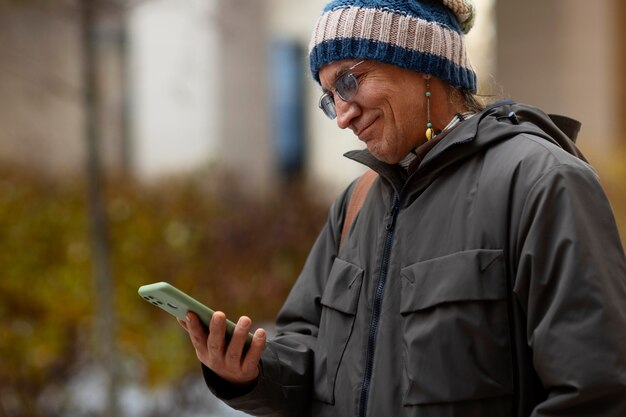 Homme indigène de taille moyenne tiré à l'extérieur