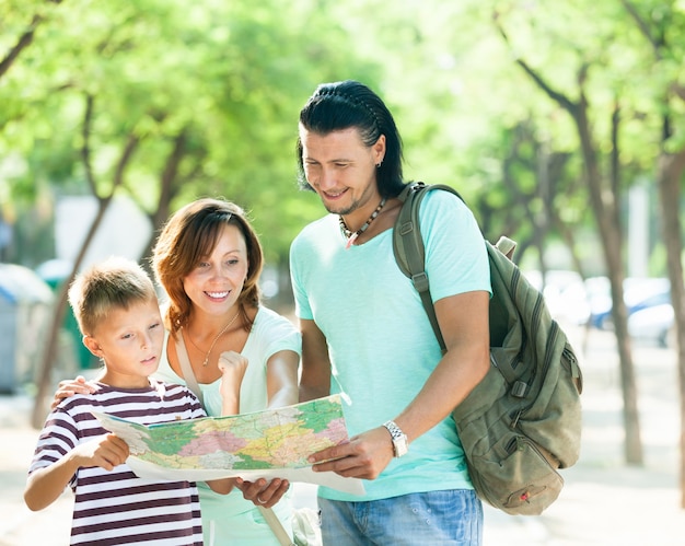 L&#39;homme indique l&#39;orientation de la famille