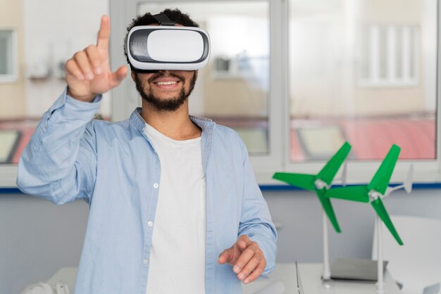 Homme innovant l'énergie éolienne dans le monde de la réalité virtuelle