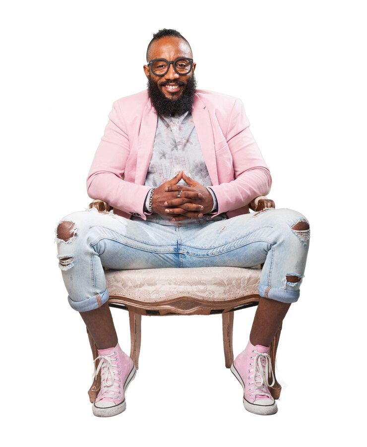 Homme avec les jambes ouvertes assis