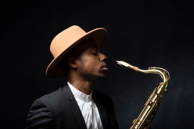 Homme de jazz à coup moyen tenant un saxophone