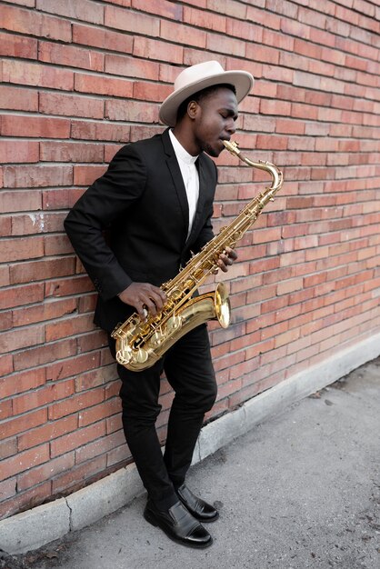 Homme de jazz plein coup jouant du saxophone