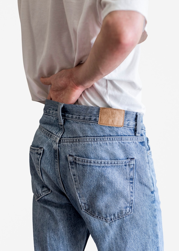 Photo gratuit homme en jean bleu avec étiquette