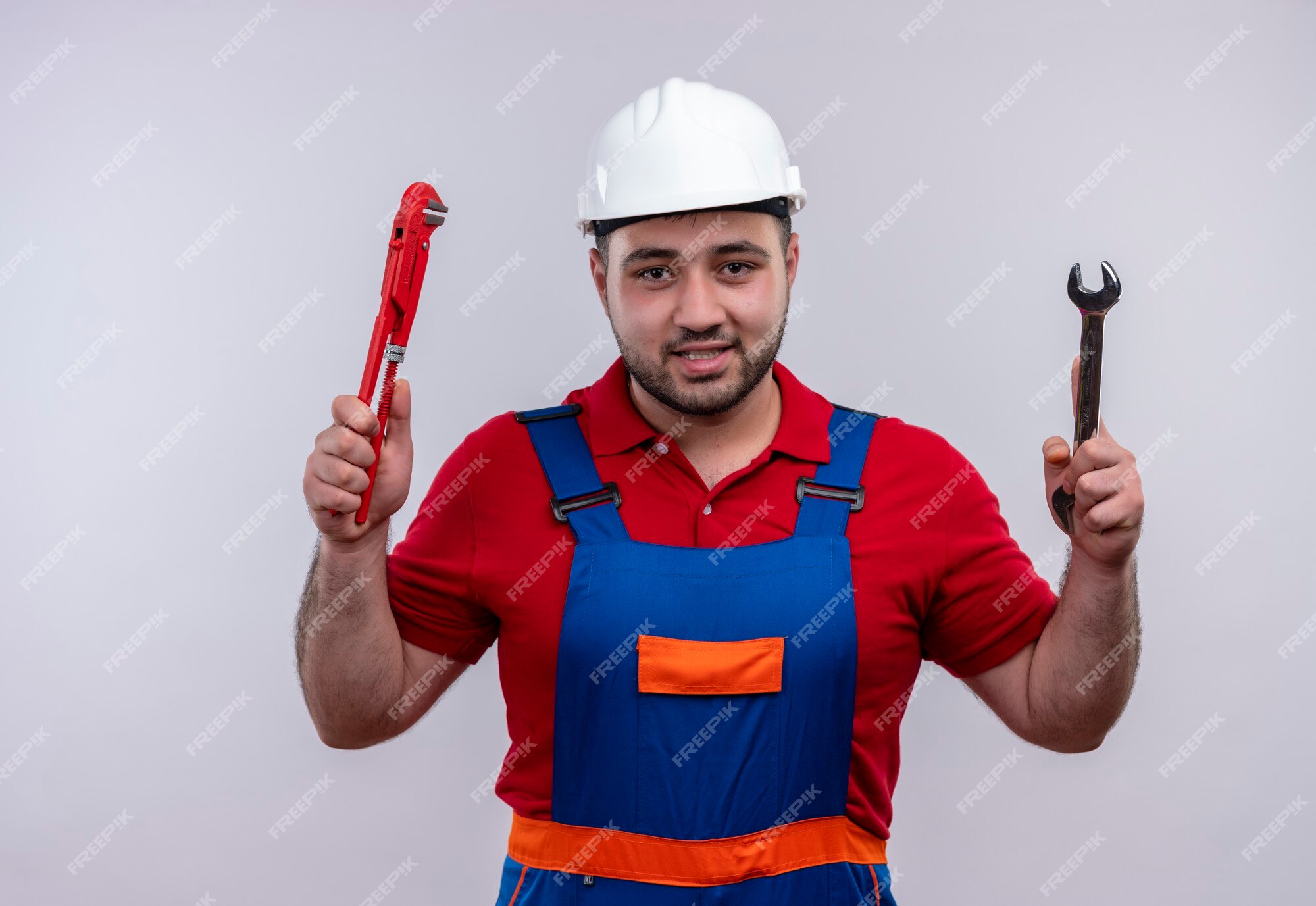 Homme Adulte En Uniforme Tenant Un Marteau Et Un Constructeur De Bois Prêt  à Travailler Sur Le Chantier De Construction