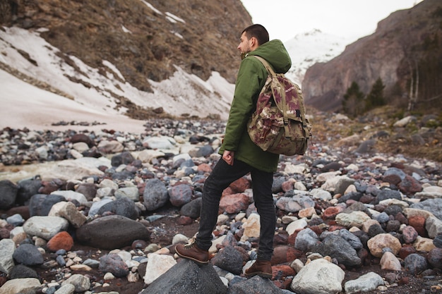 Homme jeune hipster, randonnée au bord de la rivière, nature sauvage, vacances d'hiver