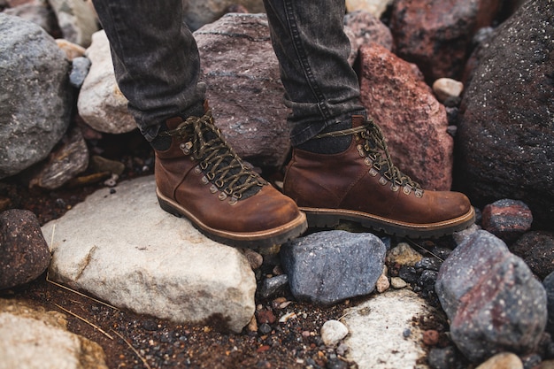 Homme jeune hipster, randonnée dans la nature sauvage, vacances d'hiver