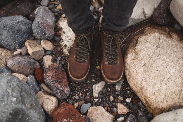 Homme jeune hipster, randonnée dans la nature sauvage, vacances d'hiver