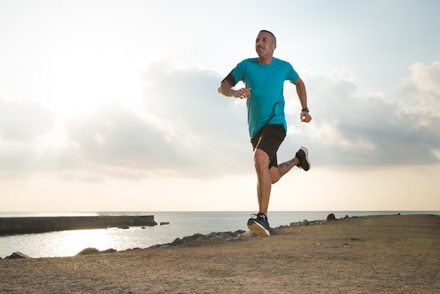 Un homme jeune et puissant qui aime courir en plein air