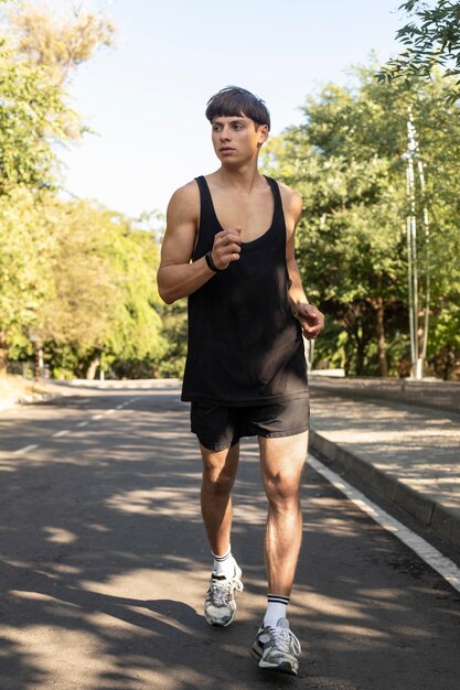 Homme jogging sur la nature