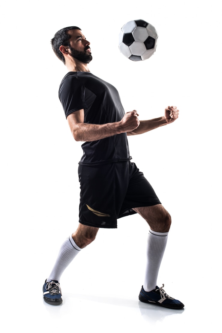 Photo gratuit un homme jouant au football.