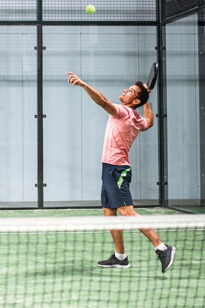 Photo gratuite homme jouant au padel